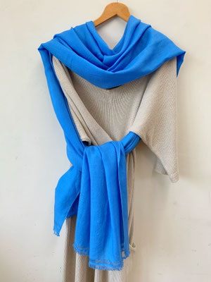 20. Himmelblau, 107 x 240 cm, Fischgrätenmuster,  150,00 €