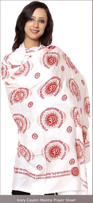 4. Gayatri Mantra, weiß-rot, Baumwolle, 115 x 220 cm   35,00 €