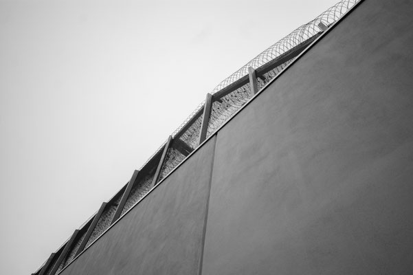 Existenzielle Grenzen – Gefängnismauer