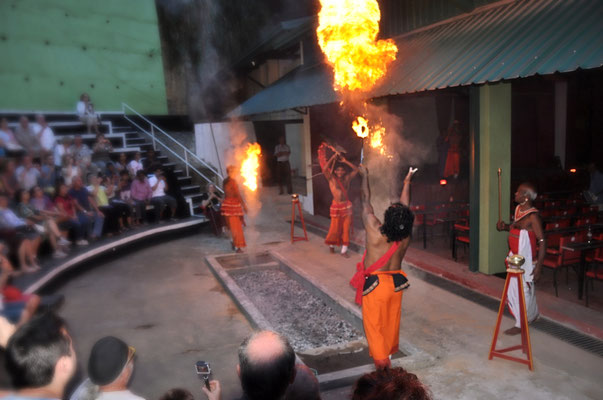 Feuerspucker beim Feuerlauf der Tempeltänzer