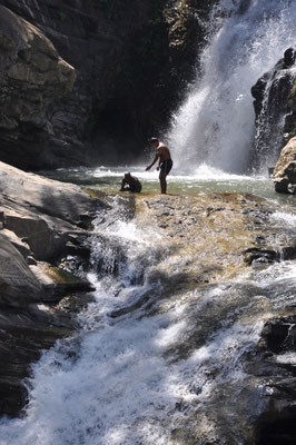 Badende Menschen an den Ravana Falls