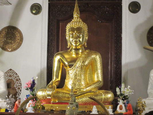 Goldene Buddha Statue im Tempel des heiligen Zahns in Kandy