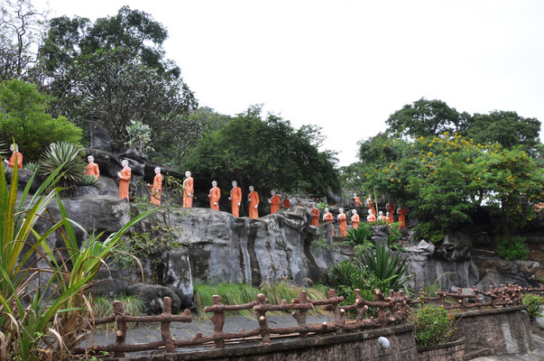 Mönchsstatuen Höhlentempel Dambulla