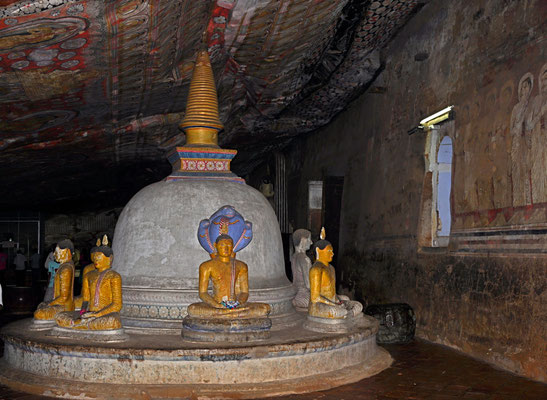 Budhastatuen im Höhlentempel von Dambulla