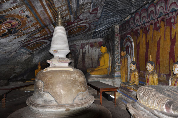 Dagoba und Buddhastatuen im Höhlentempel