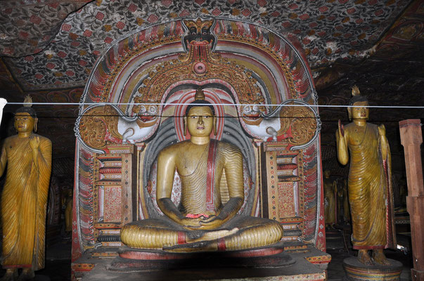 Buddhastatue und Wandmalereien