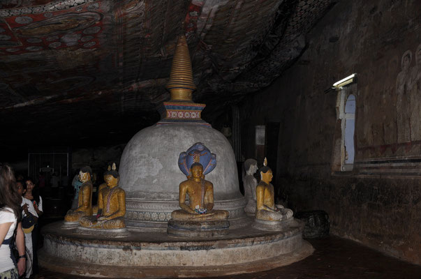 Kleine Dagoba von sitzenden Buddhas umgeben