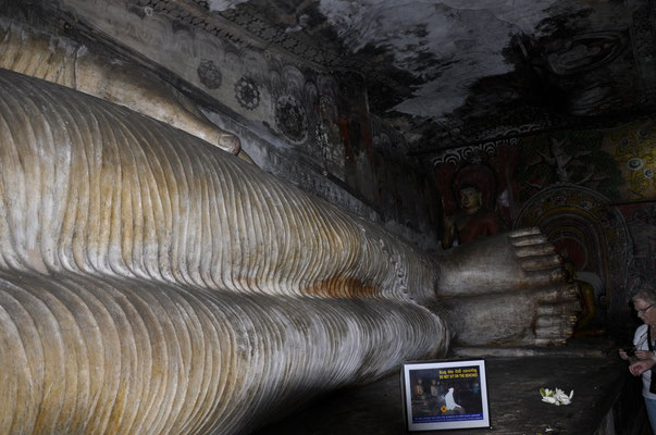 liegender Buddha in der ersten Höhle "Devaraja-lena", (Göttertempel)