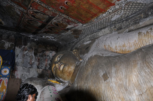 liegender Buddha im Höhlentempel in Dambulla