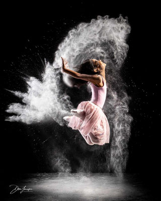 Portrait artistique de danse avec effet de farine en mouvement, studio photo Oise.