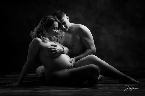 Photo d'une séance grossesse sur le thème "Nude ou presque" - tout est mis en place pour résultat intime - Shooting réalisé au studio Danimages dans le sud de l'oise aux portes du val d'oise