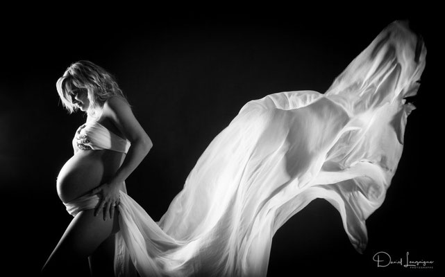 Shooting grossesse drappé blanc; fond noir; photographe professionnel oise; val d'oise