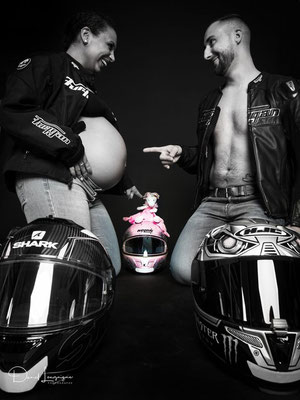 Shooting photo de grossesse originale dans l'oise aux portes du val d'oise, photo artistique -thème moto 