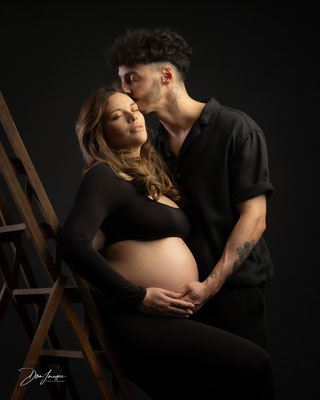 Photo d'une séance grossesse en couple plein de tendresse; mise en lumière entre ombre et lumière; shooting réalisé au studio Danimages dans le sud de l'oise aux portes du val d'oise