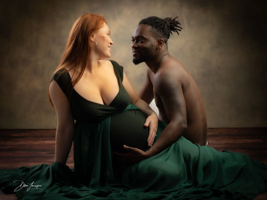 Photo d'une séance grossesse entre ombre et lumiere  - Shooting réalisé au studio Danimages dans le sud de l'oise aux portes du val d'oise
