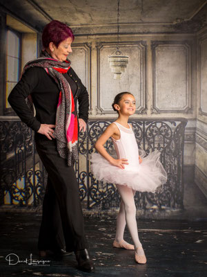Portrait artistique intergénérationnel entre une petite danseuse en tutu et sa grand-mère, au Studio danimages.