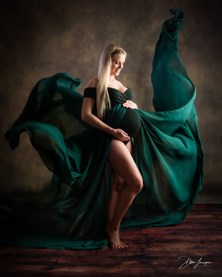 Shooting grossesse robe verte; fond original; photographe professionnel oise; val d'oise
