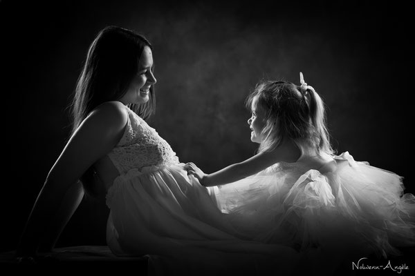 Shooting grossesse famille - clair obscur  - photo artistique noir et blanc - studio oise, val d'oise