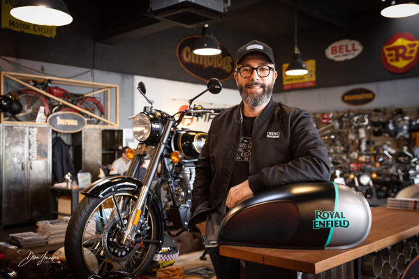 Photographie de studio pour passionné de moto, mise en valeur mécanique et portrait de caractère.
