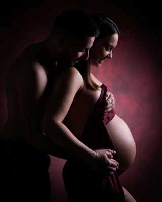 Photo d'une séance grossesse sur le thème "Nude ou presque" - tout est mis en place pour mettre en valeur la silhouette et la complicité du couple  - Shooting réalisé au studio Danimages dans le sud de l'oise aux portes du val d'oise