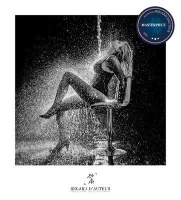 Portrait artistique en noir et blanc réalisé sous une cascade d'eau, une création de Daniel Lengaigne récompensée au niveau international.