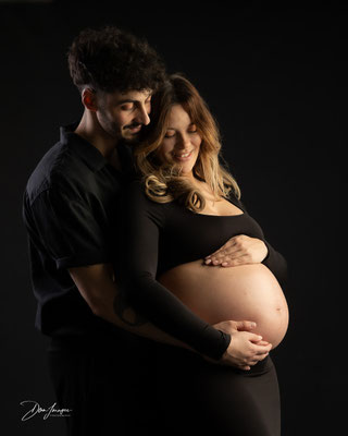 Photo d'une séance grossesse en couple; mise en lumière entre ombre et lumière; shooting réalisé au studio Danimages dans le sud de l'oise aux portes du val d'oise