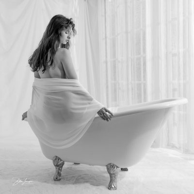 Portrait boudoir féminin tout en délicatesse et élégance au studio.