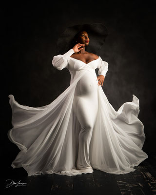 Photo d'une séance maternité sur le thème "mode" - Robe blanche mettant en valeur la forme du ventre arrondi -Shooting réalisé au studio Danimages dans le sud de l'oise aux portes du val d'oise