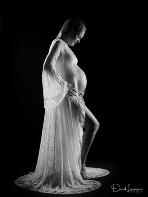 Shooting grossesse robe blanche en dentelle; fond noir; photographe professionnel oise; val d'oise