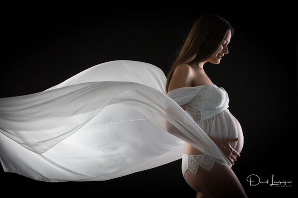 Shooting grossesse robe blanche; fond noir; photographe professionnel oise; val d'oise