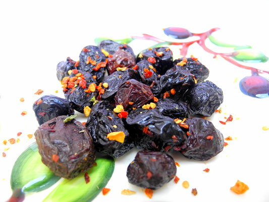 Getrocknete Amfissa Oliven mit Chili und Knoblauch