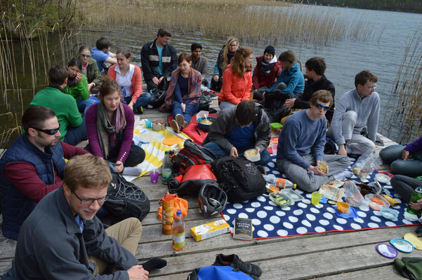 Mittagspause auf dem Wasser bei der Radtour am 1. Mai