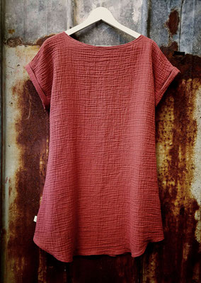 Unser handgemachtes Sommerkleid in Skandinavisch Rot aus Bio-Baumwoll-Musselin / Our handmade organic double cotton gauze summer dress in Scandinavian red 