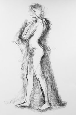 Umhüllt - Weiblicher Akt stehend, frierend . 2012 . Zeichenkohle auf Papier . 40cmx60cm . 199,-€