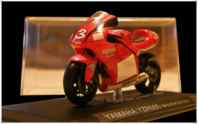 1:24 - Yamaha YZR 500 - 2001 - Max Biaggi