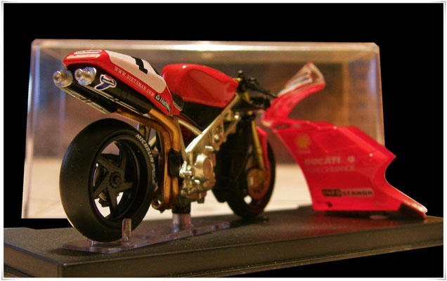 1:24 - Ducati 996 SBK Factory - 1999 - Carl Fogarty