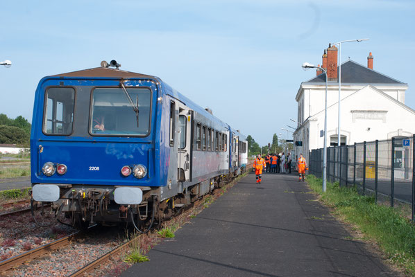 Acheminement des X2200 prêt au départ de Saujon en direction d'Auray, le lendemain ils effectueront le trajet final Auray-Pontivy pour le renfort du Napoléon-Express, le samedi 14 mai. ©Philippe Lagathu