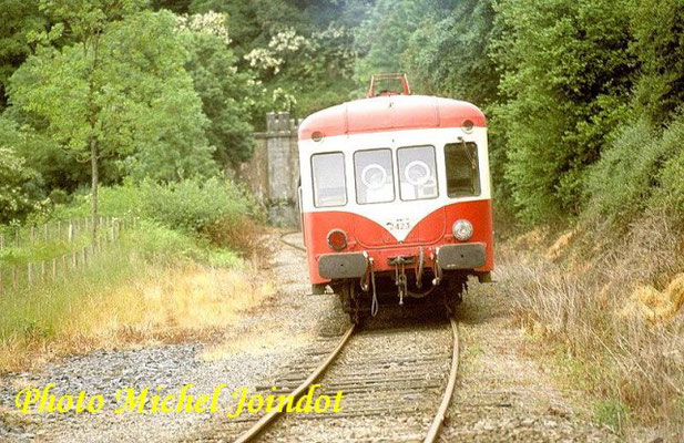 L'autorail X2423 lors de la fête du centenaire des Chemins de Fer des Côtes du Nord en mai 2005.