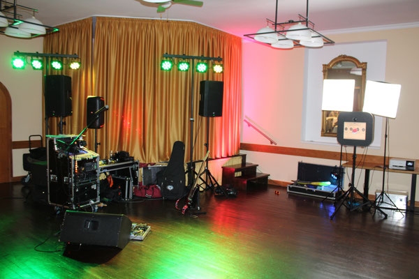 Bühne mit Lichtanlage offener Stil integriert mit Tanzfläche www.kurtwagner.at