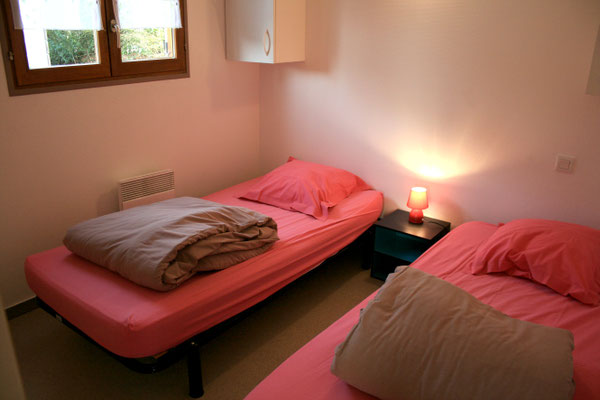 Chambre 2 chalet le gardon : 2 lits 1 personne