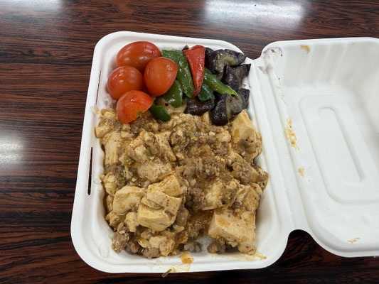 出来上がったマーボ丼。夏野菜たっぷりで好評。