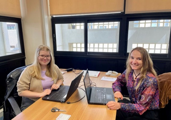 Julia Stähli (links) & Rahel Weiss am Arbeitsplatz