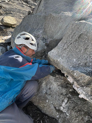 Philipp erntet aus einer Kluft am Brunnifirn, Oberalpstockgebiet, Uri, Schweiz