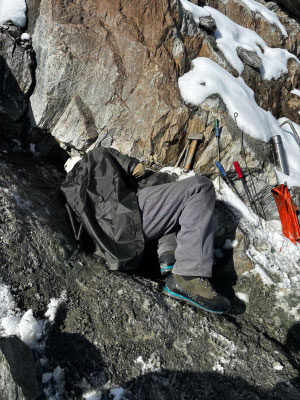 Philipp erntet aus einer Kluft am Brunnifirn, Oberalpstockgebiet, Uri, Schweiz