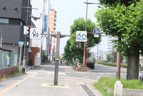 歩行者と自転車の通行区分を示す表示