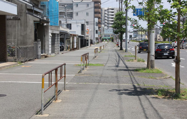 パイプ柵。以前は柵の間に植栽があったが枯れたらそれっきり