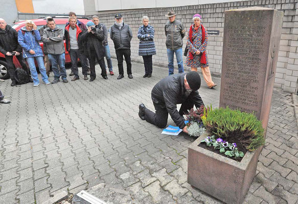 Bürgermeistervertreter Scherer bei der Kranzniederlegung