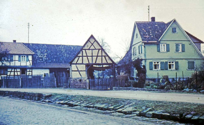 Neudorfstraße mit Federbach