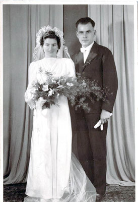 ca. 1949 Reichert Anna geb. Gräser & Albert. Kleid aus Fallschirm aus Italien
