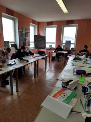 Die Schüler haben ein Lesezeichen gebastelt.